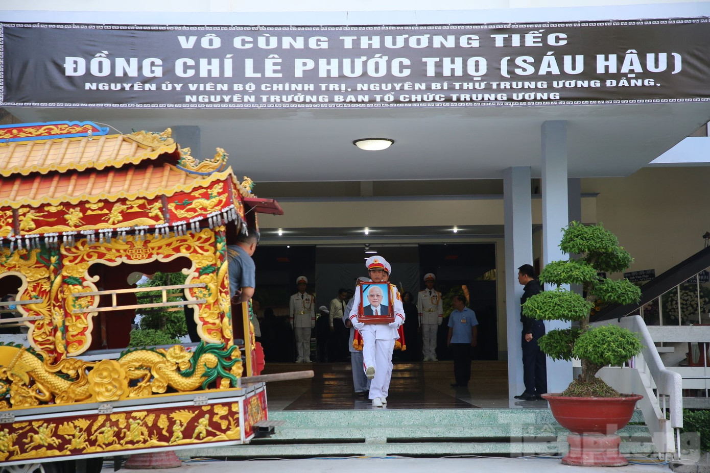 Tiễn đưa nguyên Trưởng ban Tổ chức Trung ương Lê Phước Thọ về đất mẹ.