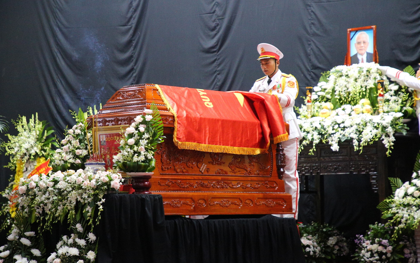 Thực hiện nghi lễ di quan linh cữu nguyên Trưởng ban Tổ chức Trung ương Lê Phước Thọ. Ảnh: Nhật Huy.