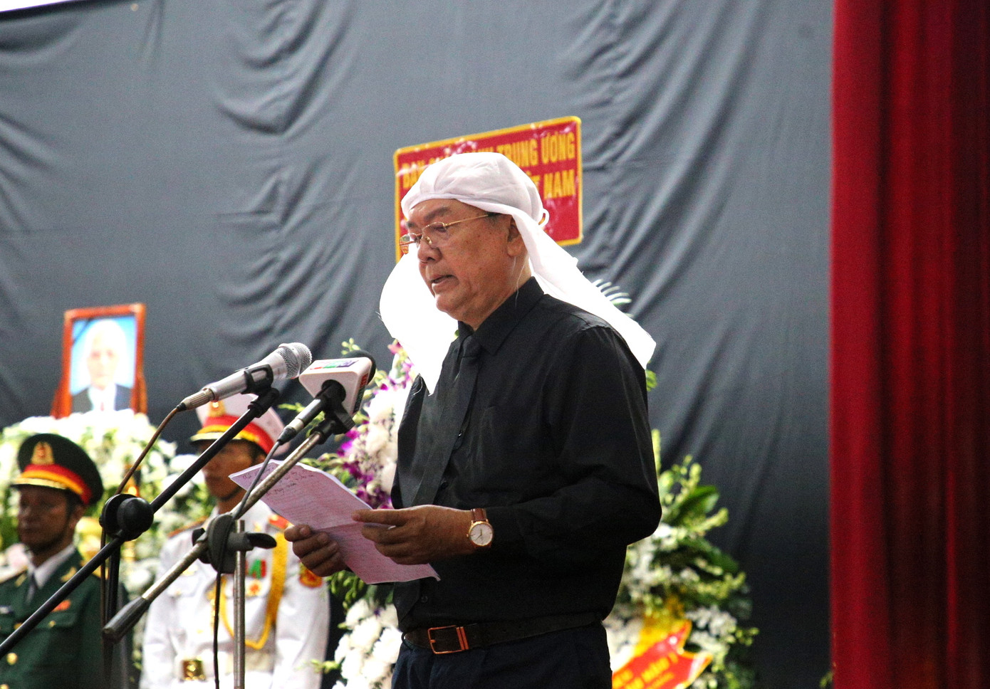 Ông Lê Hùng Dũng, con trai nguyên Trưởng ban Tổ chức Trung ương Lê Phước Thọ thay mặt gia đình phát biểu cảm ơn. Ảnh: Nhật Huy.