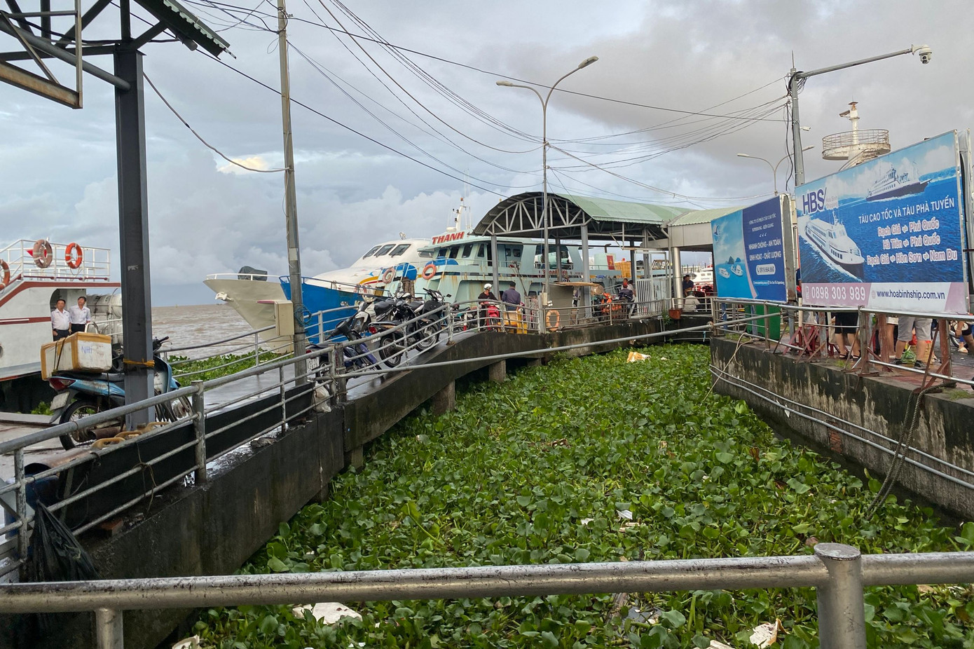 Sáng 2/9, trao đổi với Tiền Phong, ông Võ Minh Tuấn – Phó Giám đốc Cảng vụ hàng hải tỉnh Kiên Giang cho biết, sáng nay trên vùng biển Tây Nam gió mạnh, sóng to.