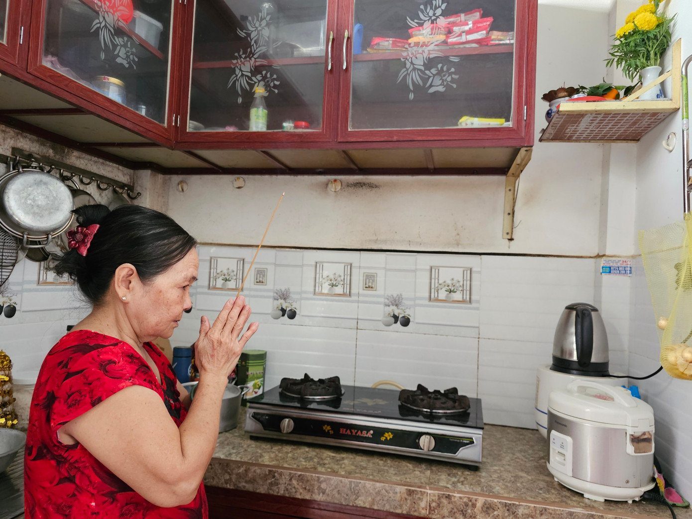 Người dân ở Hậu Giang cúng ông táo vào sáng 2/2 (nhằm 23 Tết). Ảnh: Hòa Hội