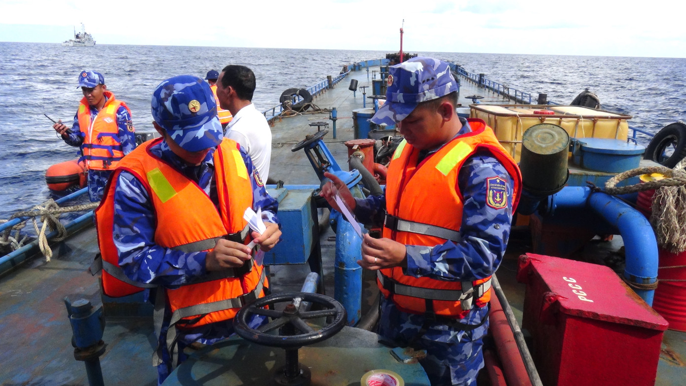 Lực lượng chức năng niêm phong hàng hoá trên tàu An Sinh 01.