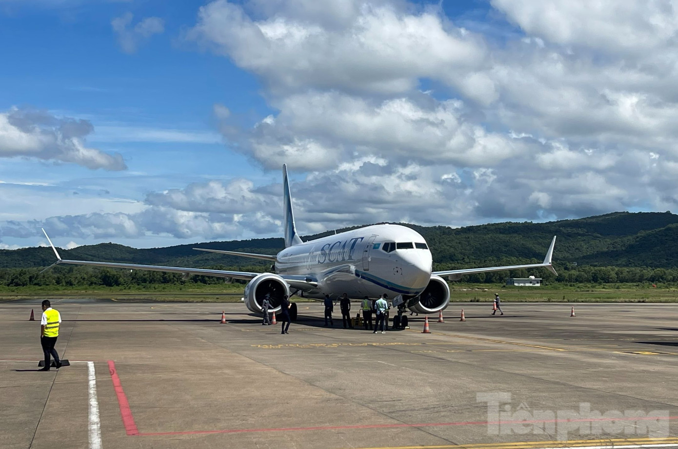 Chuyến bay chở 210 du khách đến từ Kazakhstan hạ cánh xuống Cảng hàng không quốc tế Phú Quốc sáng 23/10.