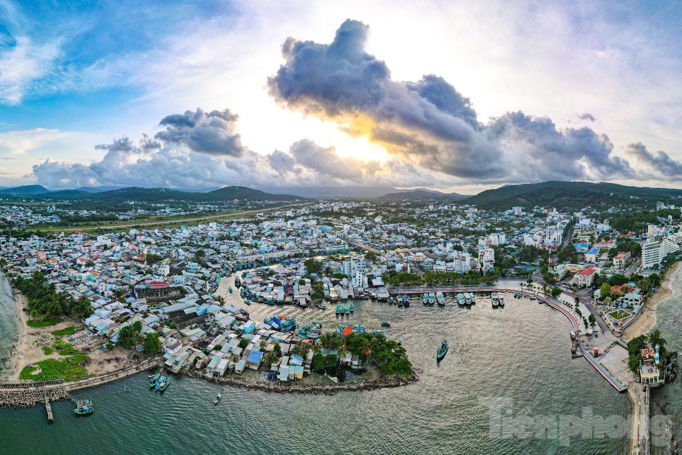 Kiên Giang đẩy mạnh đồng bộ nhiều giải pháp kích cầu du lịch, xúc tiến, quảng bá trong và ngoài nước để thu hút du khách. Ảnh: Phương Vũ.