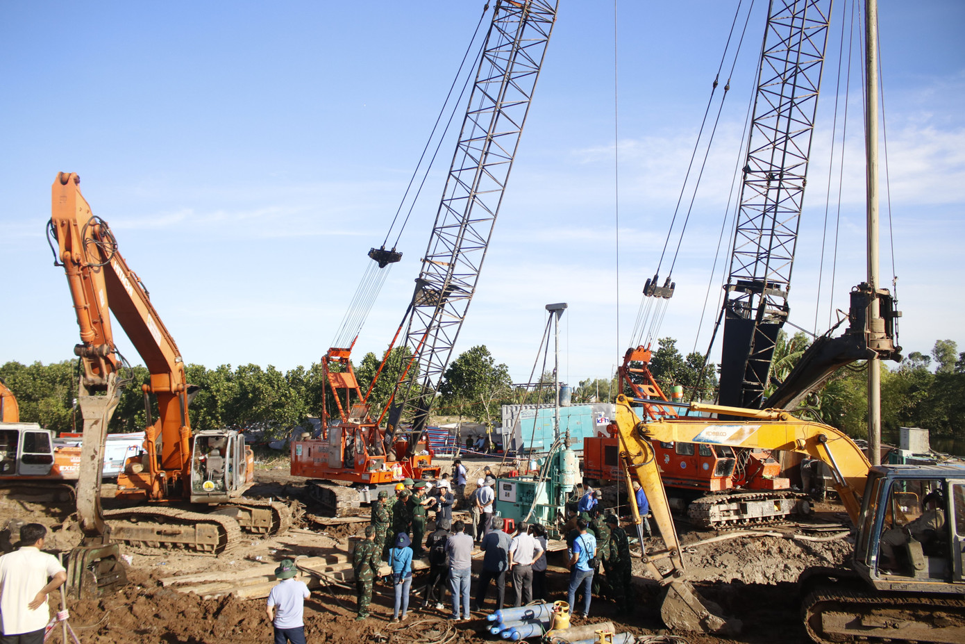 Lãnh đạo UBND tỉnh Đồng Tháp xác nhận cháu bé rơi xuống trụ bê tông đã tử vong.