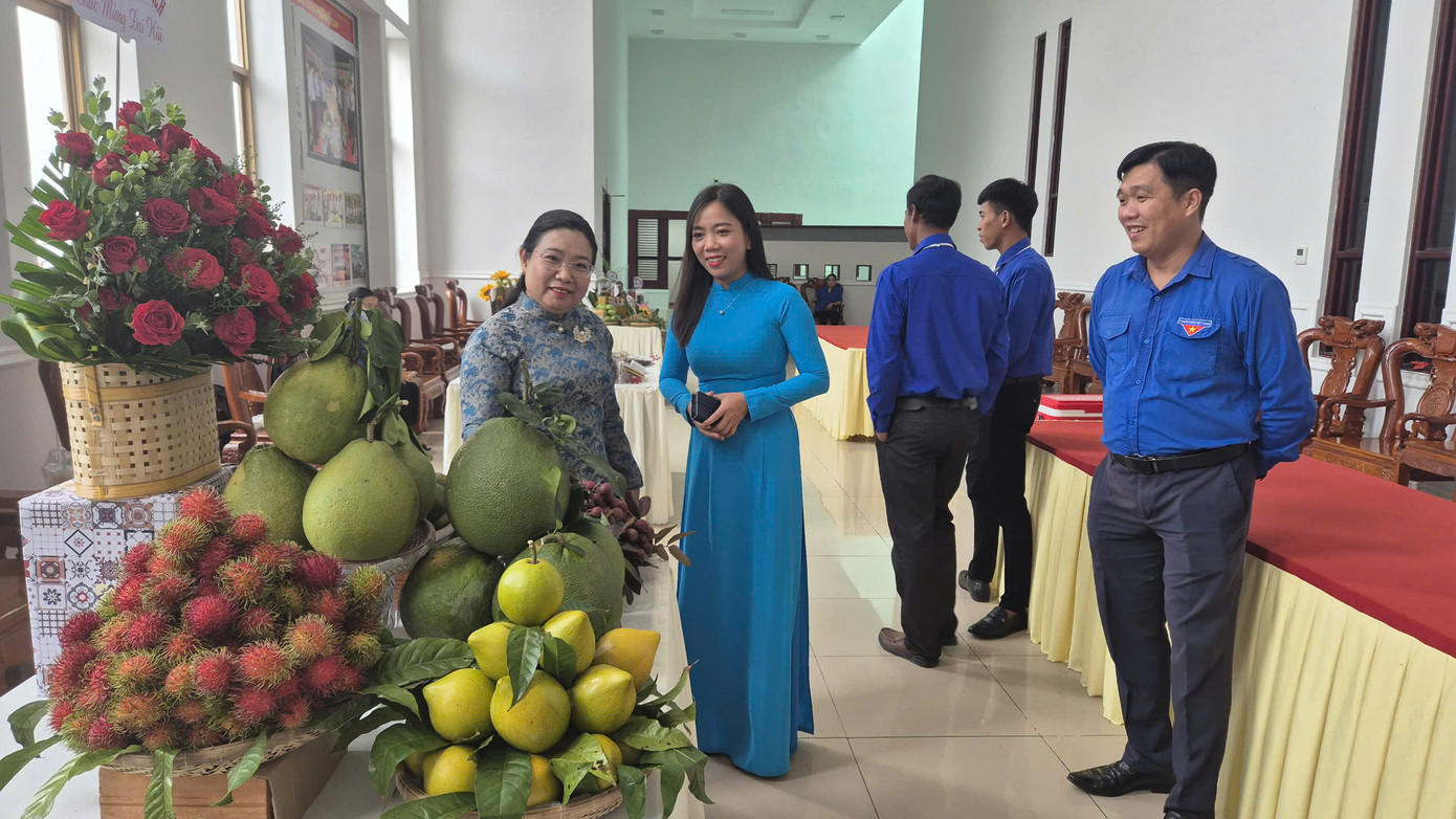 Phó Bí thư thường trực Tỉnh uỷ, Chủ tịch HĐND tỉnh Sóc Trăng - Hồ Thị Cẩm Đào tham quan mô hình sản phẩm nông nghiệp tiêu biểu của thanh niên.