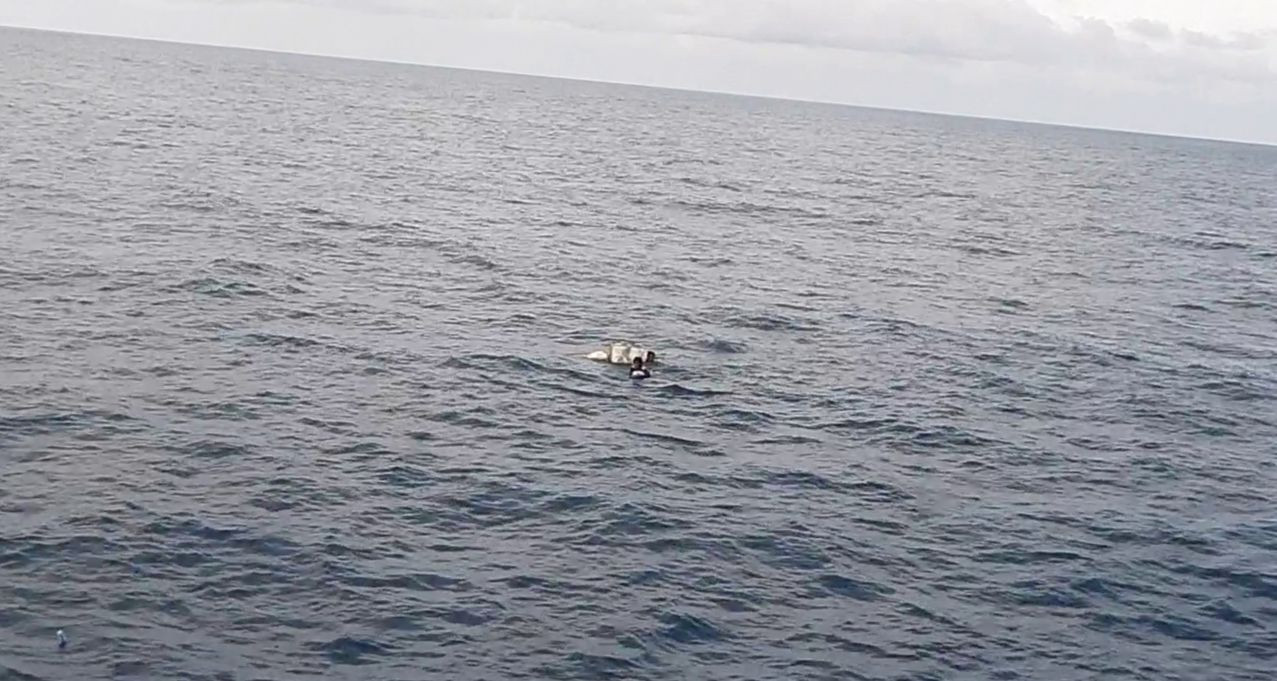 2 ngư dân bị trôi dạt trên biển. 2 ngư dân bị trôi dạt trên biển.