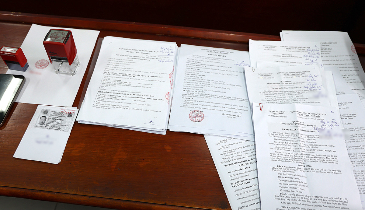 Cơ quan chức năng thu giữ các tài liệu liên quan đến vụ án. Ảnh: Tiến Tầm. Cơ quan chức năng thu giữ các tài liệu liên quan đến vụ án. Ảnh: Tiến Tầm.
