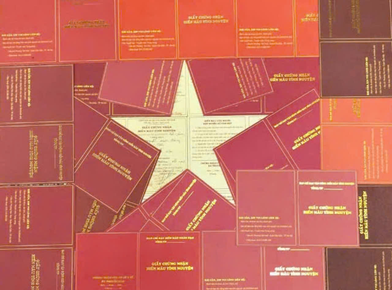 Hình Quốc kỳ được thầy Hoàng xếp từ giấy chứng nhận hiến máu. Hình Quốc kỳ được thầy Hoàng xếp từ giấy chứng nhận hiến máu.