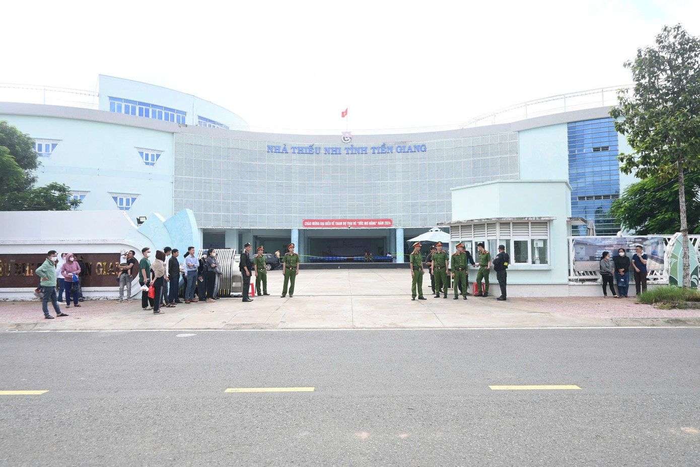 Phiên tòa được xét xử lưu động tại Nhà văn hóa thiếu nhi tỉnh Tiền Giang. Phiên tòa được xét xử lưu động tại Nhà văn hóa thiếu nhi tỉnh Tiền Giang.