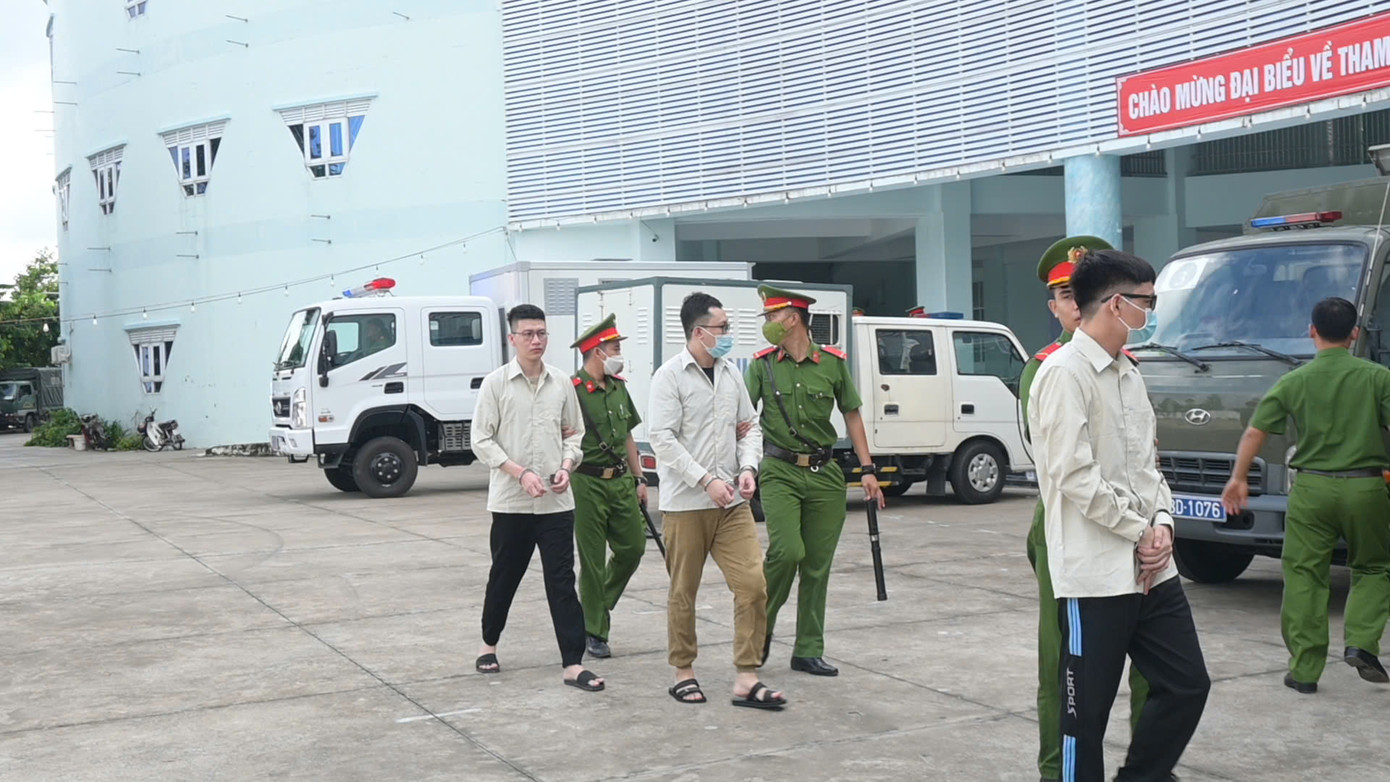 Các bị cáo được dẫn tới tòa. Các bị cáo được dẫn tới tòa.