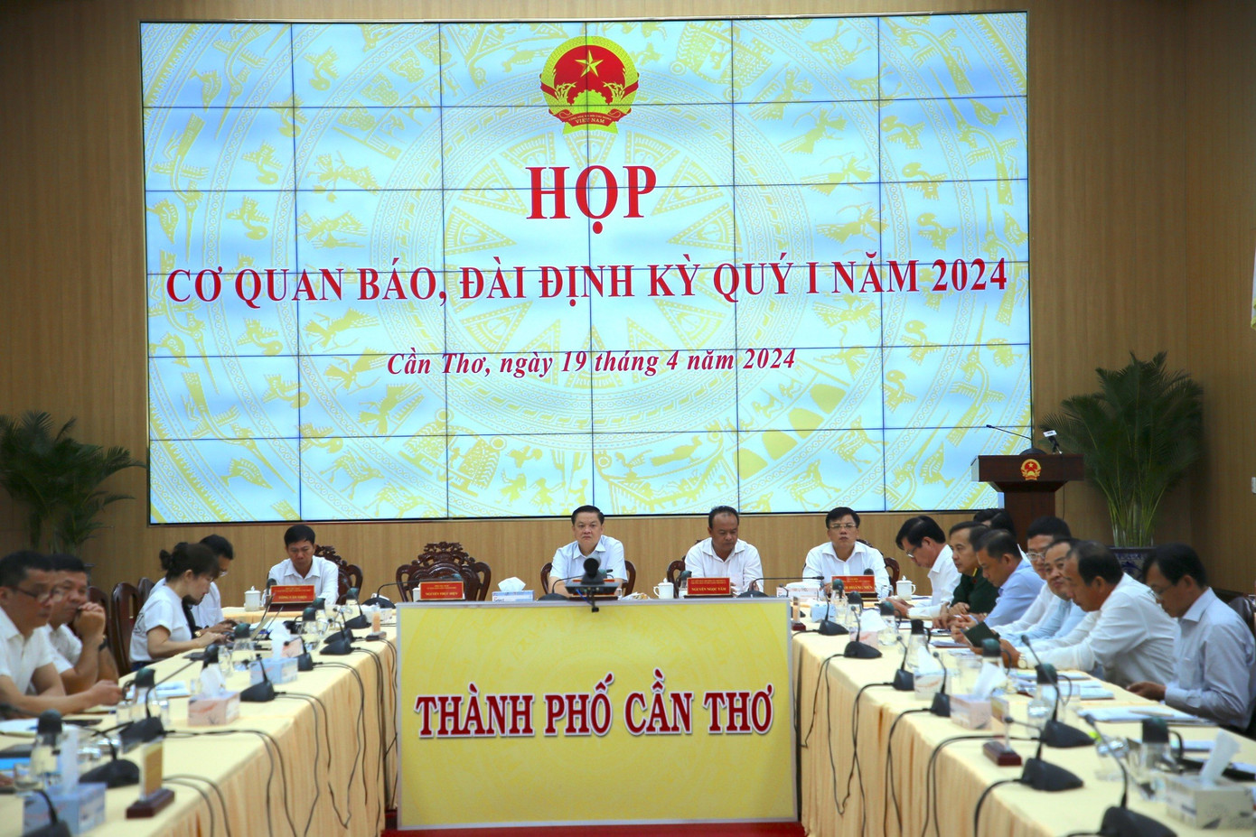 Chủ tịch UBND thành phố Cần Thơ đã ký quyết định 1066 về việc bãi bỏ Quyết định số 798/QĐ - UBND ngày 4/4/2024 về việc ban hành quy chế họp báo của UBND thành phố Cần Thơ.