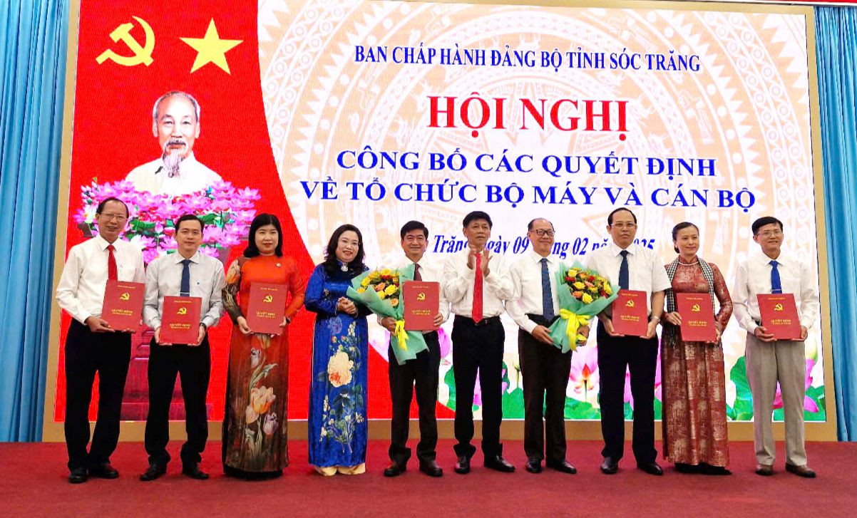 Lãnh đạo Tỉnh ủy Sóc Trăng trao quyết định cho các đồng chí Trưởng ban và Phó Trưởng ban Tuyên giáo và Dân vận Tỉnh ủy. Lãnh đạo Tỉnh ủy Sóc Trăng trao quyết định cho các đồng chí Trưởng ban và Phó Trưởng ban Tuyên giáo và Dân vận Tỉnh ủy.