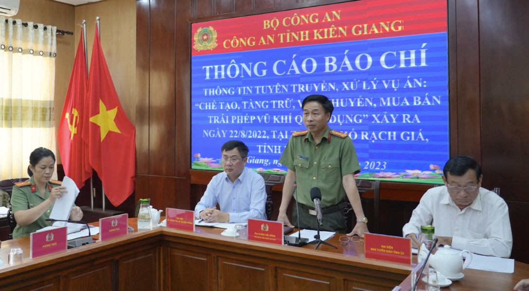 Đại tá Đào Hải Đăng, Phó Giám đốc Công an tỉnh Kiên Giang thông tin với báo chí về vụ án.