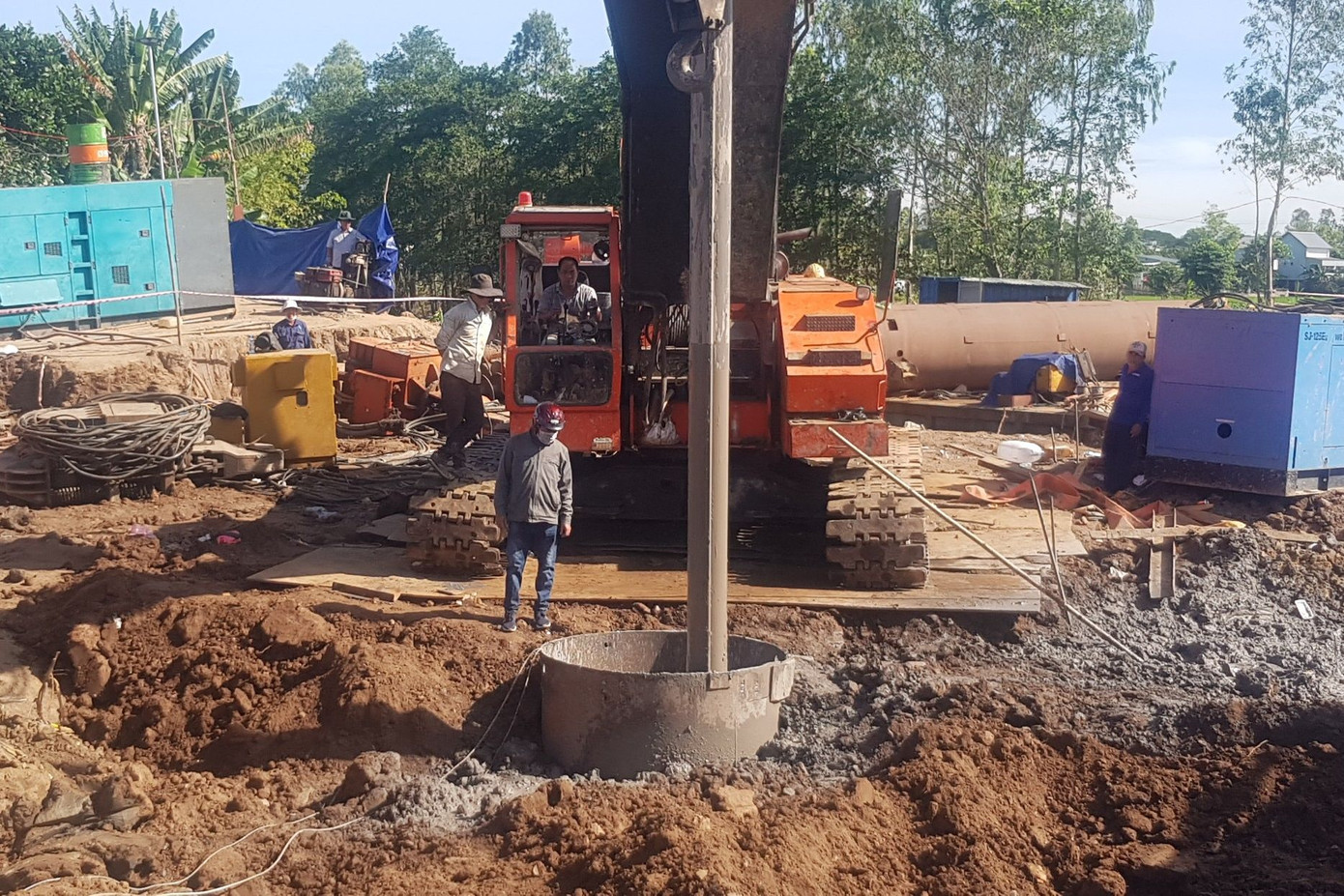 Đội cứu hộ đã hàn ống vách xuyên đêm, đến khoảng 3h sáng ngày 3/1 thì tiến hành đóng đoạn ống vách trên xuống mặt đất, vị trí nằm bao bọc bên ngoài lòng cọc bê tông. Đoạn ống vách có chiều dài 19m, đường kính 1,5m được nhiều thiết bị, phương tiện hỗ trợ đóng xuống mặt đất.