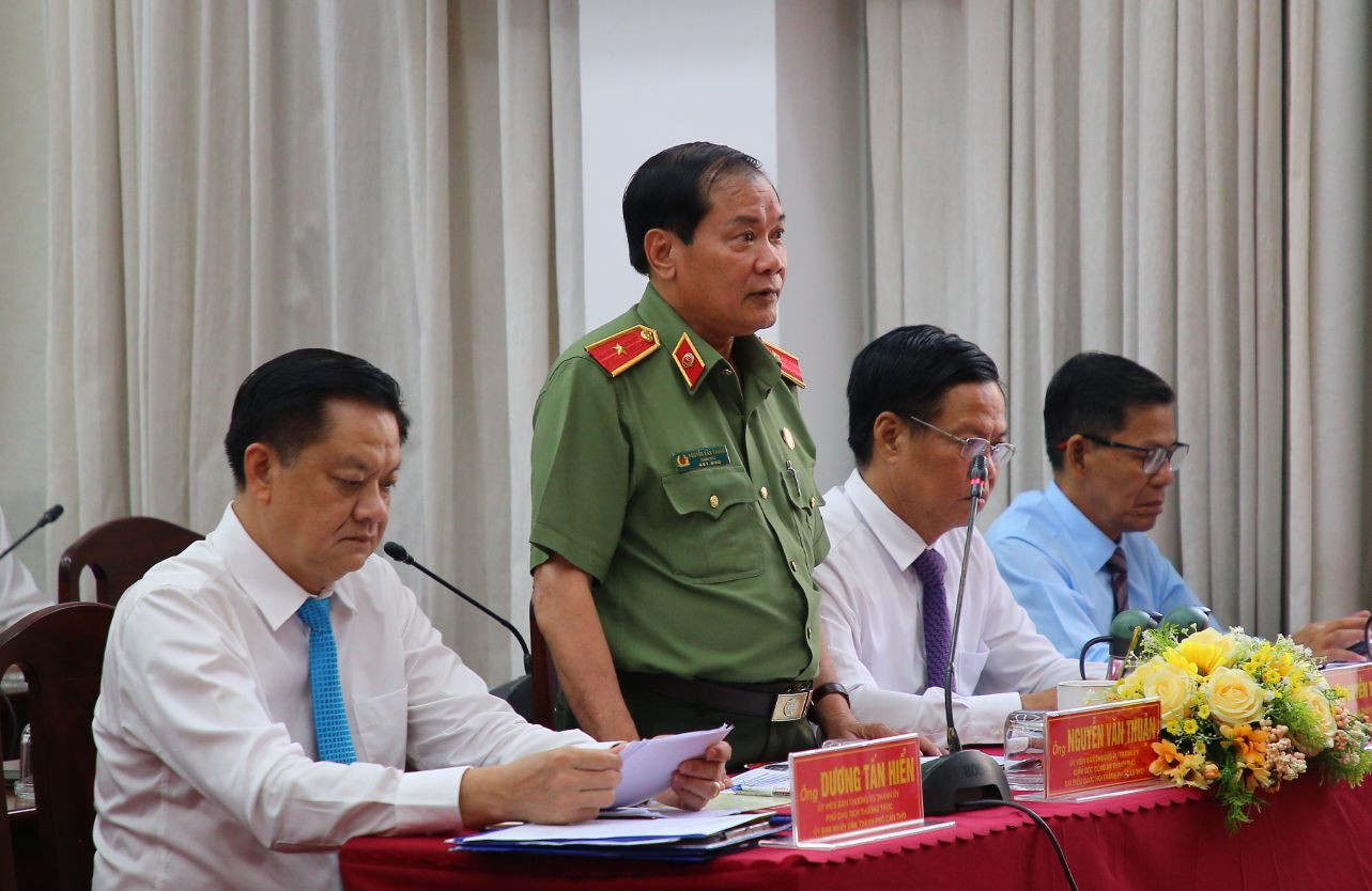 Thiếu tướng Nguyễn Văn Thuận – Giám đốc Công an TP. Cần Thơ trả lời chất vấn. Ảnh: Nhật Huy. Thiếu tướng Nguyễn Văn Thuận – Giám đốc Công an TP. Cần Thơ trả lời chất vấn. Ảnh: Nhật Huy.