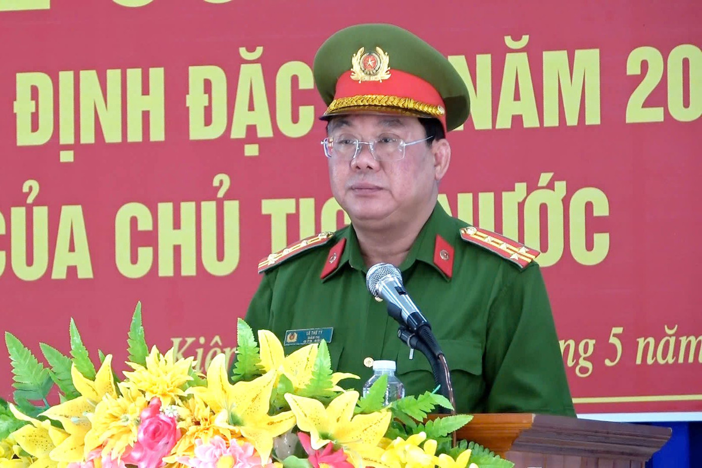 Đại tá Lê Thế Tý – Giám thị Trại giam Kênh 7 Công bố quyết định đặc xá của Chủ tịch nước cho 58 phạm nhân.