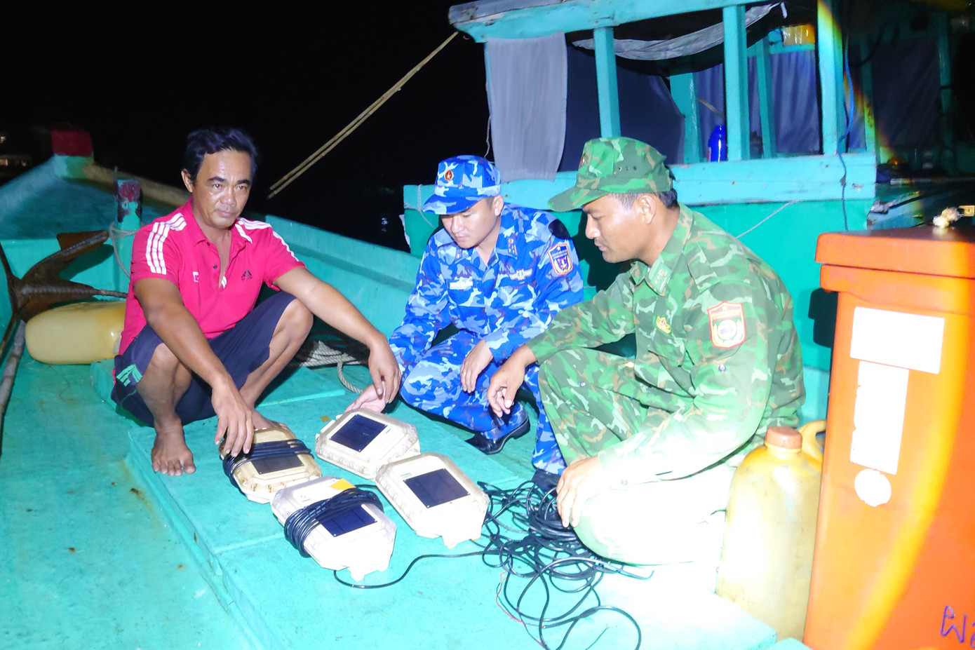Thiết bị giám sát hành trình được phát hiện trên tàu cá của ông Nguyễn Văn Hiếu. Thiết bị giám sát hành trình được phát hiện trên tàu cá của ông Nguyễn Văn Hiếu.