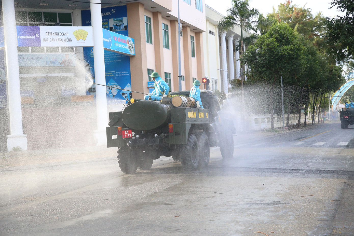 Tương tự, quận Bình Thủy gồm các phường Trà An, Bình Thủy và quận Cái Răng có phường Hưng Lợi. Lực lượng phun hóa chất gồm 1 phân đội hóa học, với 2 xe đặc chủng, 6 bình đeo lưng tiêu độc cơ động, cùng các trang thiết bị… Tương tự, quận Bình Thủy gồm các phường Trà An, Bình Thủy và quận Cái Răng có phường Hưng Lợi. Lực lượng phun hóa chất gồm 1 phân đội hóa học, với 2 xe đặc chủng, 6 bình đeo lưng tiêu độc cơ động, cùng các trang thiết bị…