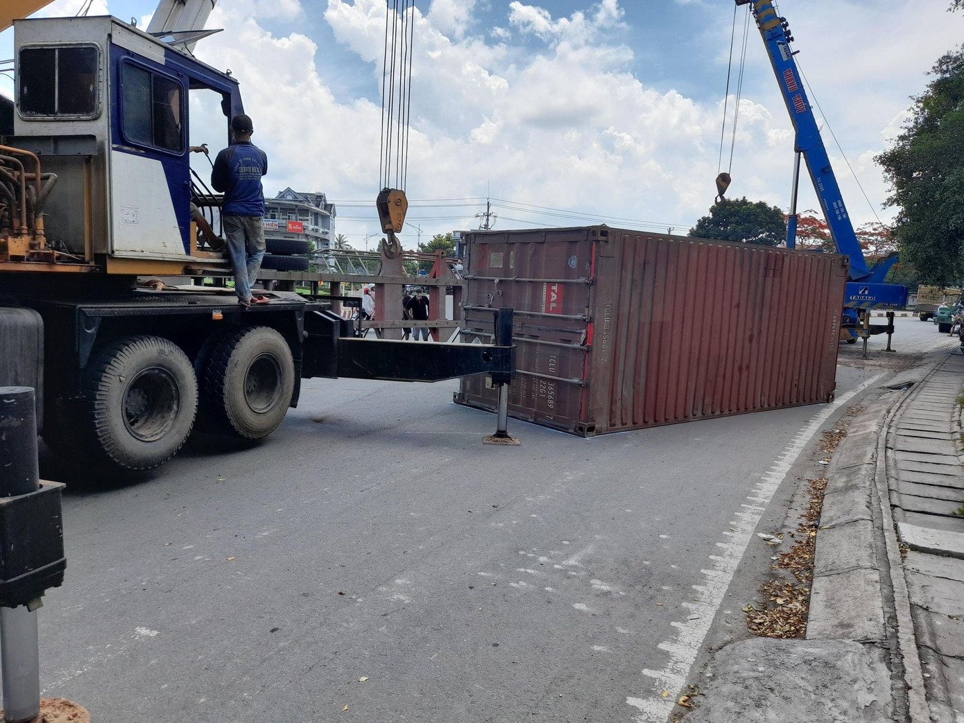 Xe cứu hộ được điều đến hiện trường.