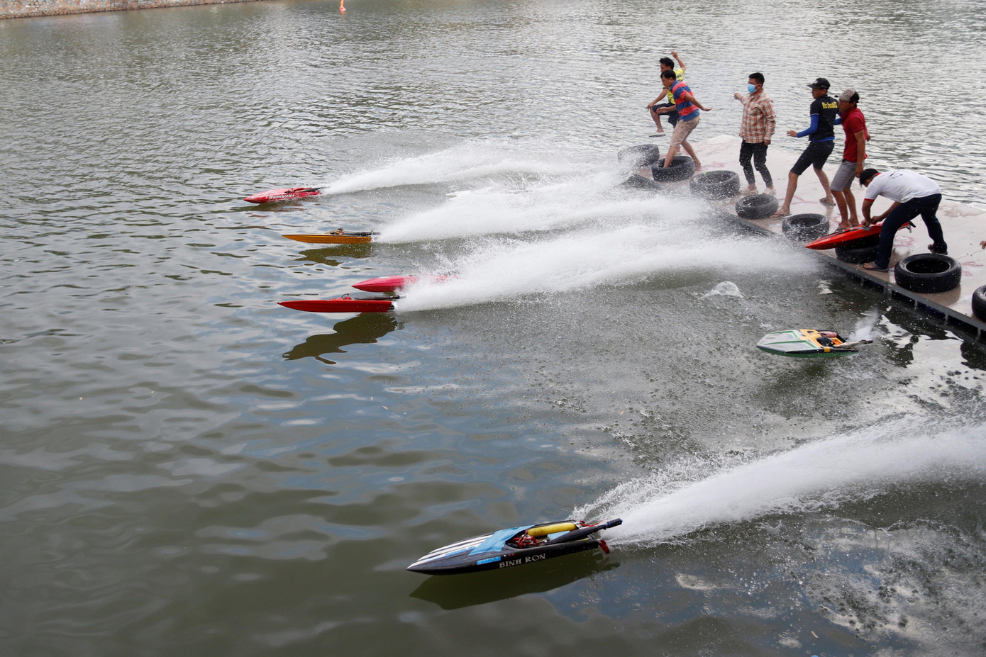 Theo ông Hồ Hữu Hoàng, Giám đốc Trung tâm Văn hóa - Thể thao và Du lịch thành phố Mỹ Tho: ca nô nước hay tàu mô hình điều khiển từ xa là một bộ môn thể thao giải trí không còn quá xa lạ đối với nhiều người hiện nay và thậm chí còn là sở thích, niềm đam mê bất chấp lứa tuổi dù già hay trẻ. Theo ông Hồ Hữu Hoàng, Giám đốc Trung tâm Văn hóa - Thể thao và Du lịch thành phố Mỹ Tho: ca nô nước hay tàu mô hình điều khiển từ xa là một bộ môn thể thao giải trí không còn quá xa lạ đối với nhiều người hiện nay và thậm chí còn là sở thích, niềm đam mê bất chấp lứa tuổi dù già hay trẻ.
