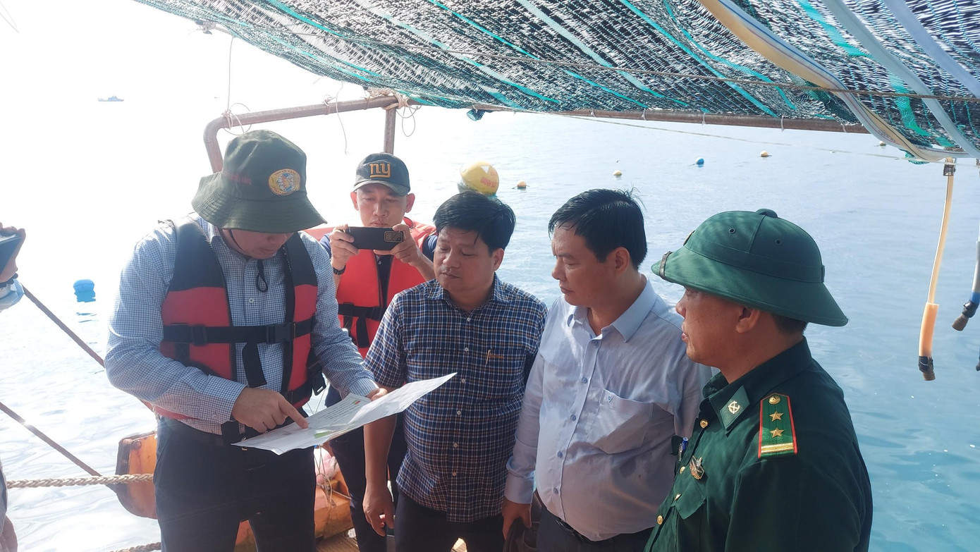 Lãnh đạo TP. Phú Quốc kiểm tra thực tế các công trình xây dựng trái phép. Lãnh đạo TP. Phú Quốc kiểm tra thực tế các công trình xây dựng trái phép.