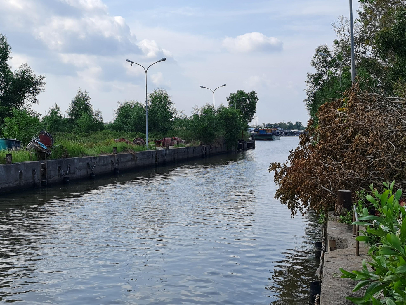 Ngành chức năng tỉnh Cà Mau nhận định, nguyên nhân khiến Âu thuyền Tắc Thủ không phát huy hiệu quả là do hệ thống các công trình thủy lợi trong vùng chưa đầu tư đồng bộ. Do đó, không thể vận hành, điều tiết nguồn nước theo mục tiêu ban đầu của dự án. Ngành chức năng tỉnh Cà Mau nhận định, nguyên nhân khiến Âu thuyền Tắc Thủ không phát huy hiệu quả là do hệ thống các công trình thủy lợi trong vùng chưa đầu tư đồng bộ. Do đó, không thể vận hành, điều tiết nguồn nước theo mục tiêu ban đầu của dự án.