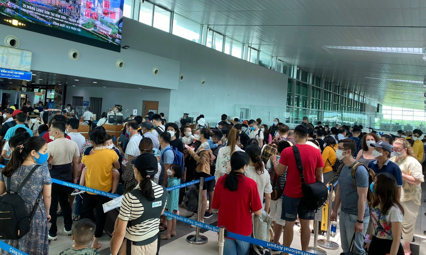 Do ảnh hưởng bão số 1, du khách quá cảnh tại sân bay Phú Quốc tăng so với những ngày trước. Ảnh: PV.