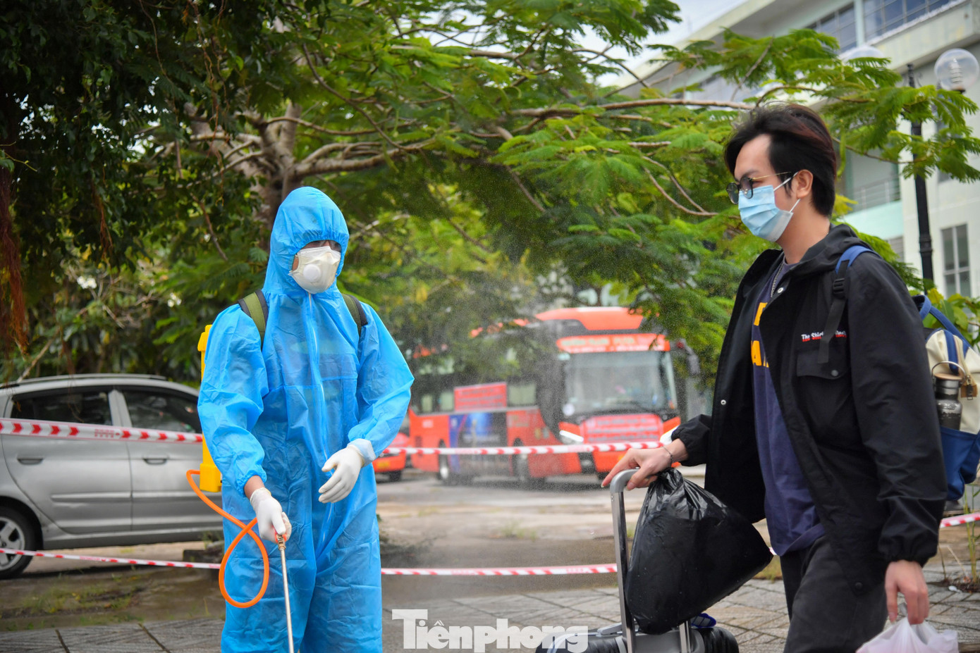 BS. CKII Nguyễn Trúc Giang - Phó giám đốc Sở Y tế tỉnh Kiên Giang, Tổ trưởng tổ công tác tiếp nhận người dân từ TP. HCM về địa phương cho biết: Sáng nay, trước khi về Kiên Giang, qua test nhanh có 2 trường hợp nghi ngờ đã được đi riêng bằng xe cấp cứu, về thẳng khu điều trị ở tỉnh để làm các xét nghiệm PCR. Trong đợt này, tổ công tác cũng vận chuyển 92 xe gắn máy đi cùng người dân về Kiên Giang.