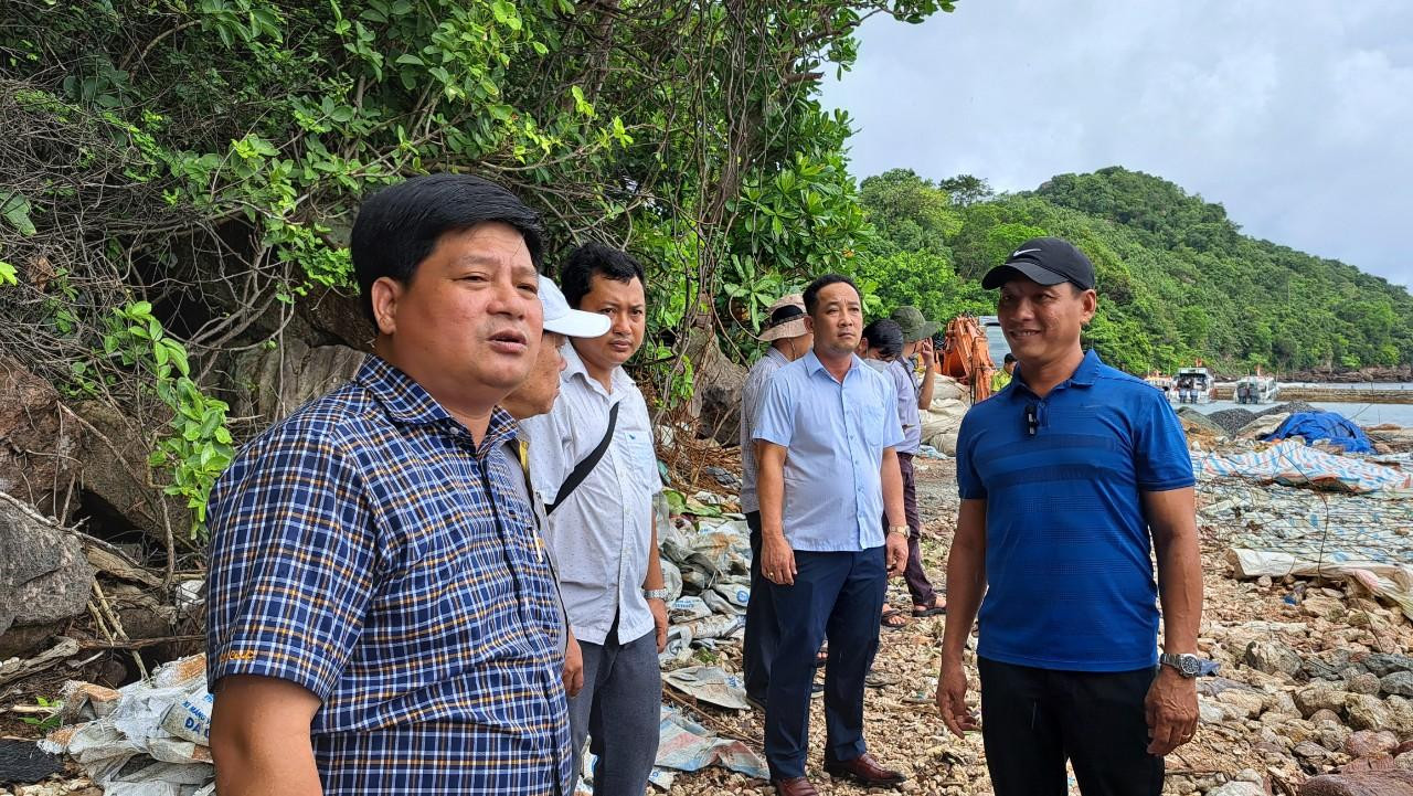 Lãnh đạo Phú Quốc kiểm tra thực tế các công trình xây dựng trái phép. Ảnh: CTV.