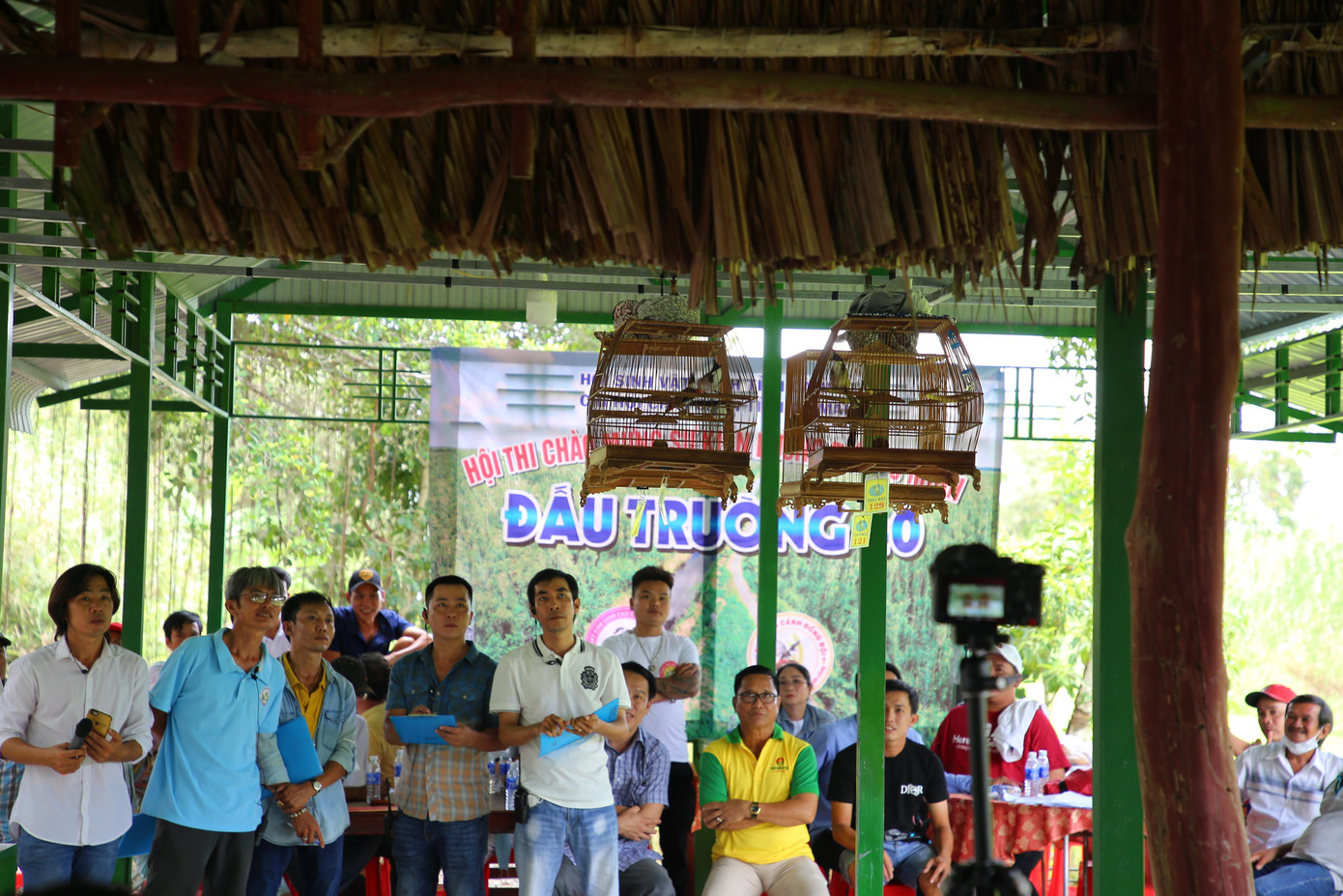 Vòng top 10 sẽ tiến hành trùm lồng và bốc thăm lấy số thứ tự ngẫu nhiên. Vòng đấu này được chia làm 3 lượt đấu, mỗi lượt loại 2 chú chim có thái độ thi đấu yếu nhất để bước vào vòng chung kết xếp hạng Nhất, Nhì và đồng hạng Ba.