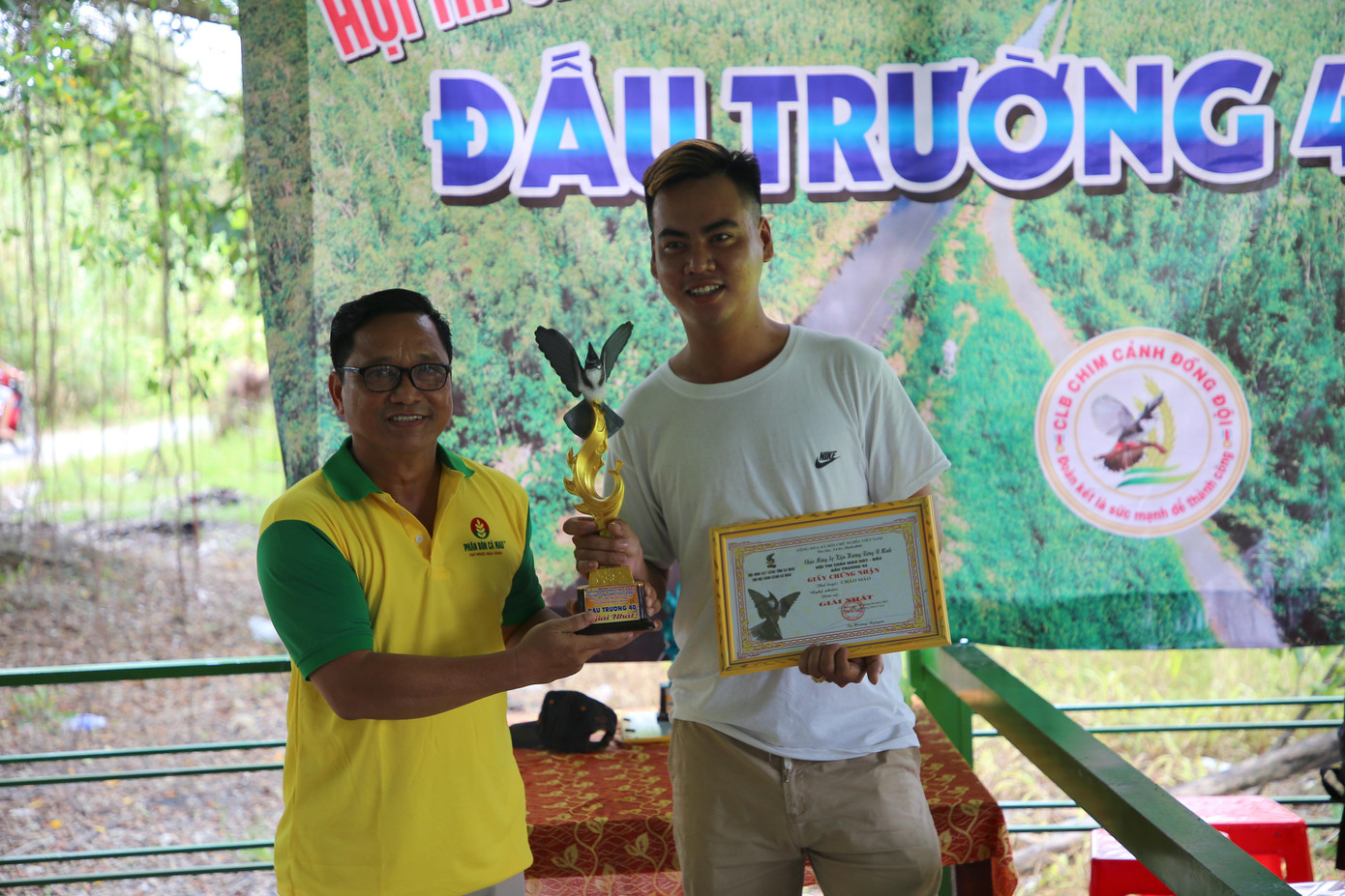 Nghệ nhân Trịnh Văn Hòa, câu lạc bộ đồng đội của tỉnh Cà Mau chia sẻ: “Hội thi lần này là dịp để các nghệ nhân, những người yêu thích chim cảnh có sân chơi bổ ích, thân thiện để các anh em gặp gỡ, giao lưu, chia sẻ kinh nghiệm nuôi chim. Tôi cũng mong muốn Hội sinh vật cảnh tạo nhiều sân chơi như thế này để các anh em nghệ nhân có dịp cọ sát và thi đấu”. Qua nhiều vòng thi đấu hấp dẫn, Ban giám khảo đã trao một giải nhất, một giải nhì, hai giải ba và các giải tốp 10, tốp 20 cho các chủ chim.