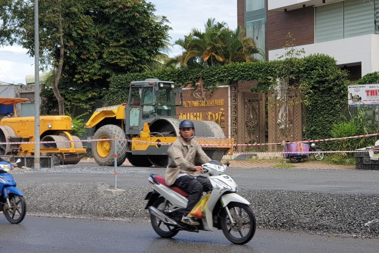 Theo ghi nhận của phóng viên, trên công trường, ở cả hai chiều, nhiều công nhân, thiết bị máy móc hoạt động liên tục. Đơn vị thi công chừa 1/2 mặt đường mỗi bên để không gián đoạn giao thông.