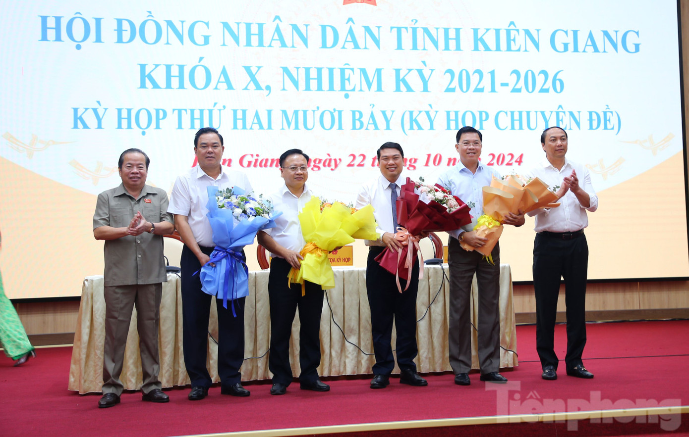 Lãnh đạo Tỉnh uỷ, UBND tỉnh Kiên Giang tặng hoa chúc mừng các đồng chí được điều động, bổ nhiệm. Ảnh: Nhật Huy Lãnh đạo Tỉnh uỷ, UBND tỉnh Kiên Giang tặng hoa chúc mừng các đồng chí được điều động, bổ nhiệm. Ảnh: Nhật Huy