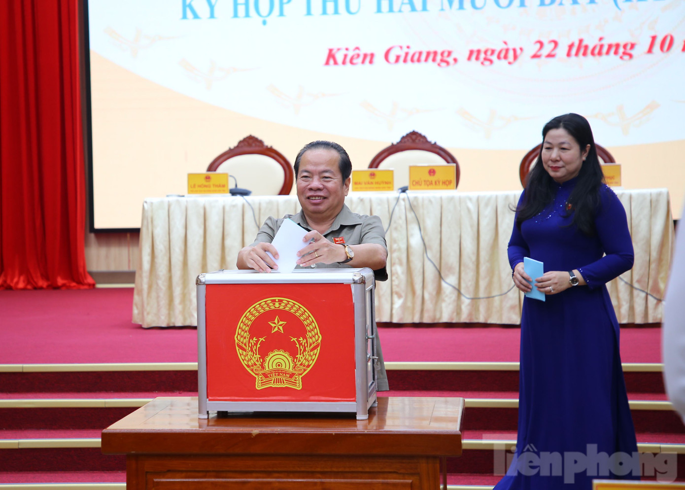 Đại biểu HĐND tỉnh Kiên Giang bỏ phiếu bầu Phó Chủ tịch UBND tỉnh. Đại biểu HĐND tỉnh Kiên Giang bỏ phiếu bầu Phó Chủ tịch UBND tỉnh.