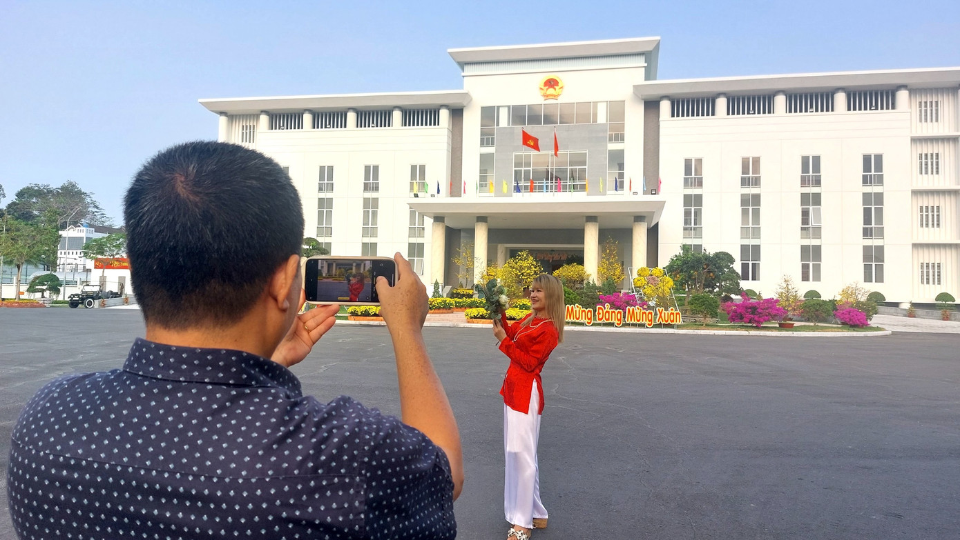 Anh Lâm Thanh Tùng (người dân ở Mỹ Xuyên) nói: "Sáng nay đi qua, thấy trụ sở UBND tỉnh mở cửa, có nhiều người vào tham quan chụp ảnh nên tôi ghé vào. Bên trong khuôn viên trụ sở trang trí nhiều cảnh đẹp, tôi rất ấn tượng. Được vào trụ sở UBND tỉnh tham quan rất phấn khởi, thấy thân thiện, gần gũi lắm".