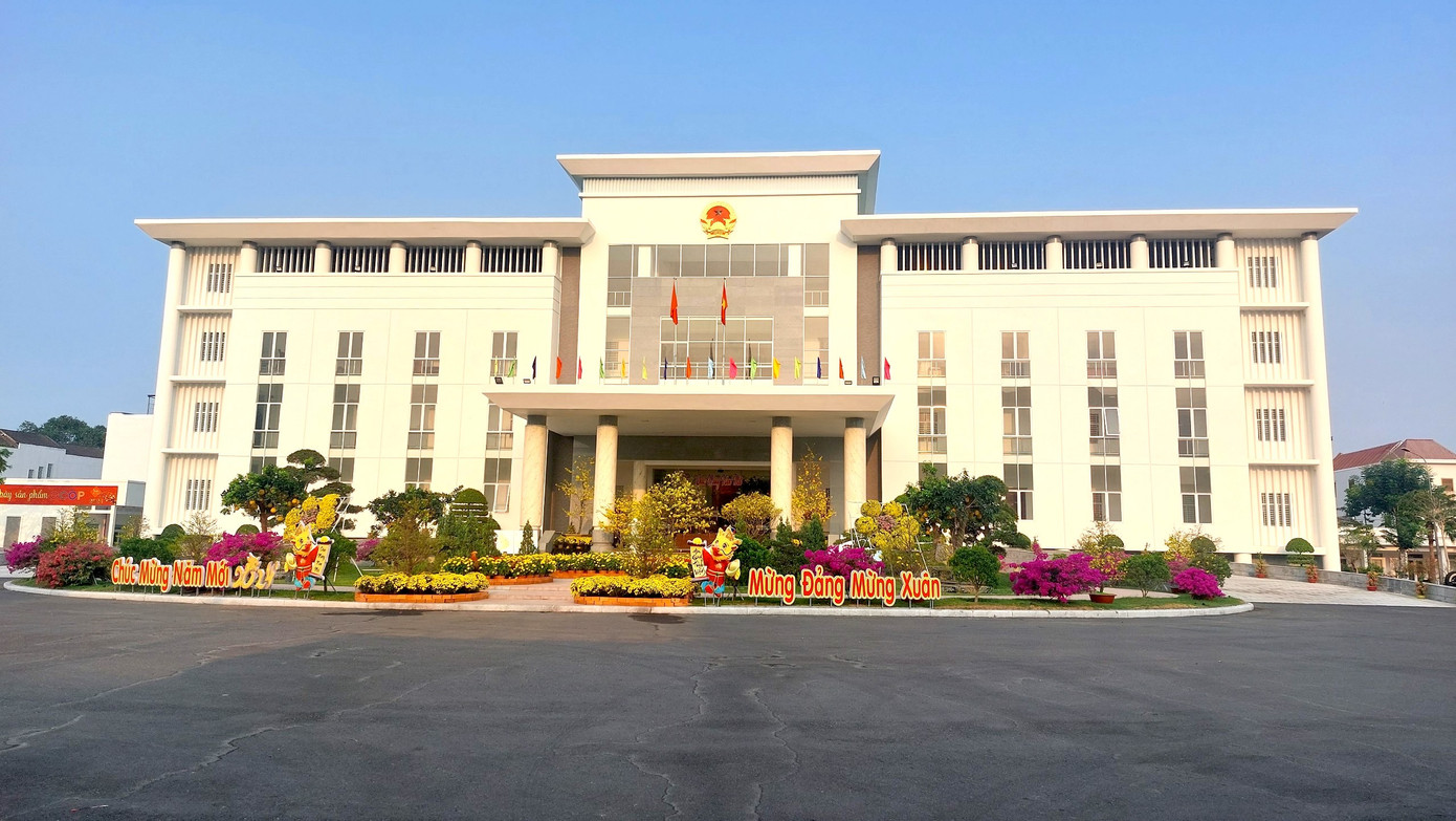 Ông Trần Văn Lâu - Chủ tịch UBND tỉnh Sóc Trăng, cho biết, từ ngày 29 tháng Chạp đến hết ngày mùng 5 Tết Nguyên đán, Sóc Trăng mở cửa trụ sở UBND tỉnh để người dân tham quan. Thời gian mở cửa từ 7h30 đến 11h30, và từ 14h đến 20h.