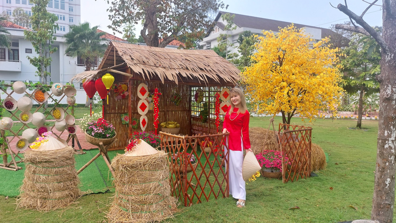 Để phục vụ người dân đến tham quan, tỉnh Sóc Trăng đã trang trí tiểu cảnh đẹp, ấn tượng như vườn hoa với nhiều loại hoa đẹp.