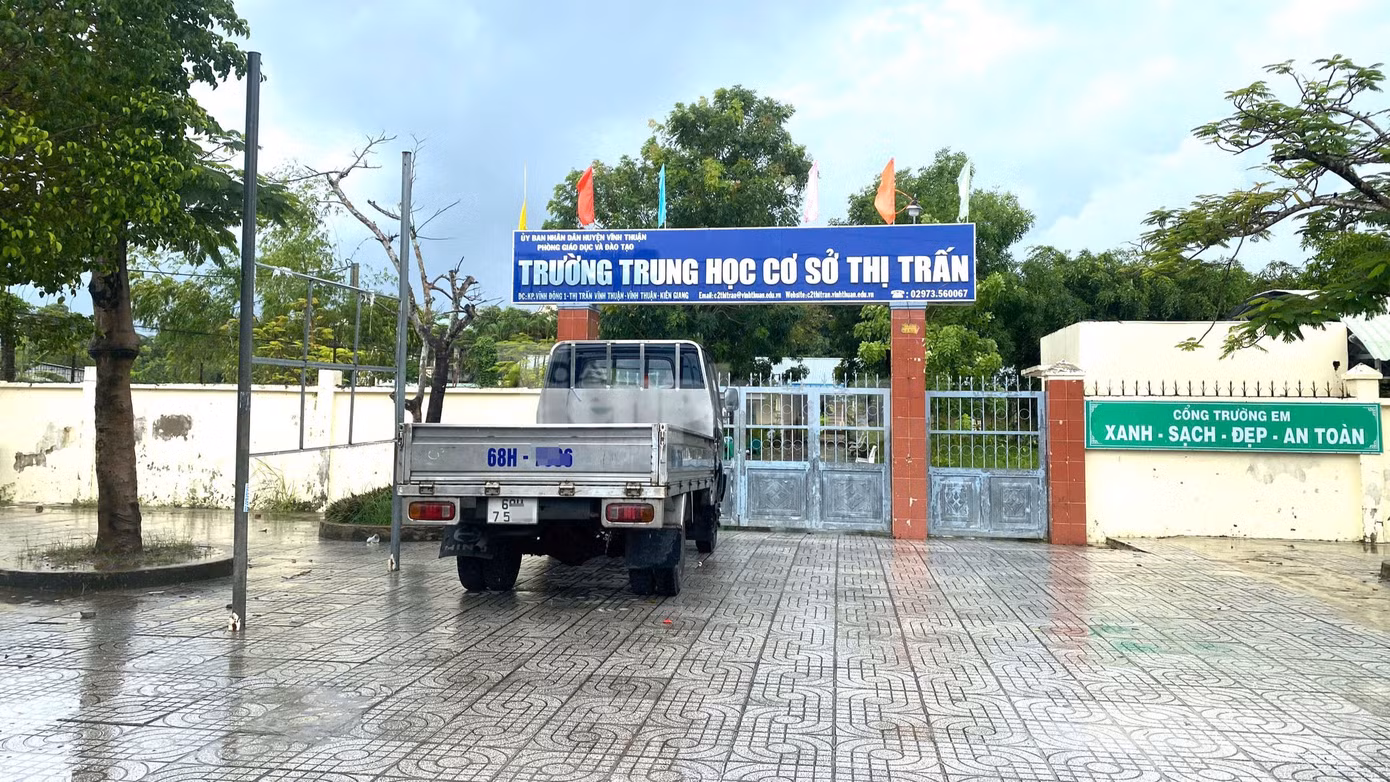 Lễ khai giảng năm học mới của Trường THCS Thị Trấn vẫn diễn ra tại cơ sở ở khu phố Vĩnh Đông 1, thị trấn Vĩnh Thuận. Ảnh: Nhật Huy.