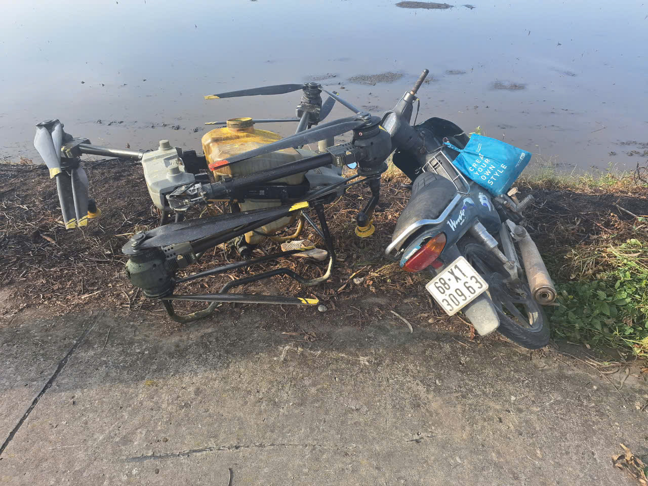 Máy bay không người lái va chạm với người đi đường gây tai nạn chết người. Máy bay không người lái va chạm với người đi đường gây tai nạn chết người.