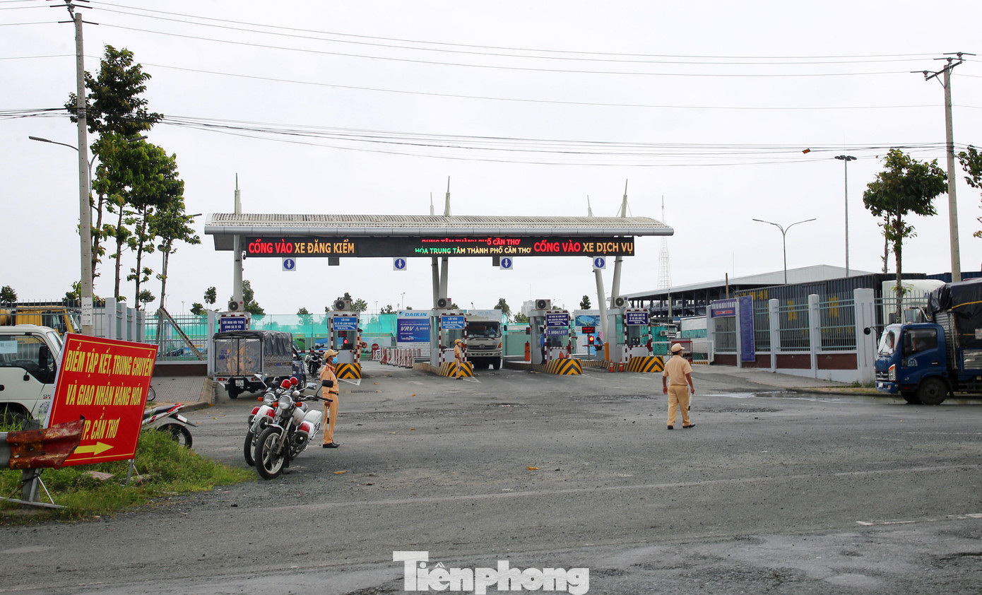 Một tài xế từ Đồng Tháp, lái xe tải chở 600 kg chả cá sang Cần Thơ cho biết, mỗi ngày, anh đều chuyển hàng đến Cần Thơ với giấy tờ đầy đủ, nhưng hôm nay phải nán lại điểm tập kết hàng hoá vì chưa đăng ký trước với Sở Công thương Cần Thơ. Tài xế này cho biết chưa nghe quy định mới nên hiện phải chờ hướng giải quyết của chủ hàng.