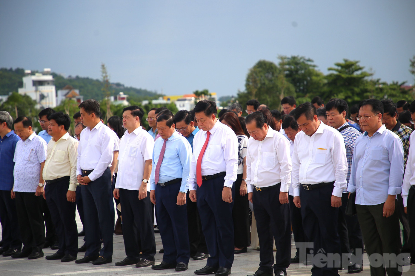 Đoàn đã dành một phút mặc niệm để bày tỏ lòng biết ơn vô hạn, thành kính tưởng nhớ công lao to lớn của Chủ tịch Hồ Chí Minh đối với sự nghiệp cách mạng của Đảng và dân tộc. Người đã cống hiến cả cuộc đời cho nhân dân, cho đất nước, làm nên những thắng lợi vẻ vang. Ảnh: Nhật Huy.