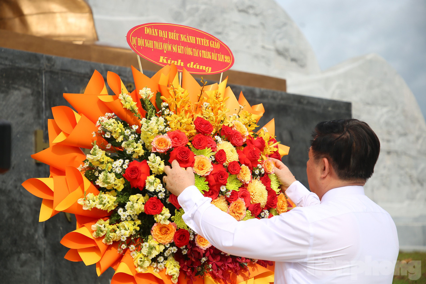 Trưởng Ban Tuyên giáo Trung ương - Nguyễn Trọng Nghĩa dâng hoa lên Chủ tịch Hồ Chí Minh. Ảnh: Nhật Huy.