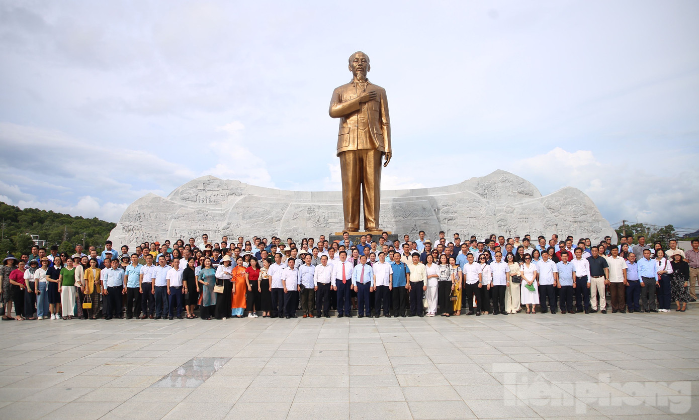 Các đại biểu chụp ảnh lưu niệm tại tượng đài Chủ tịch Hồ Chí Minh. Ảnh: Nhật Huy.