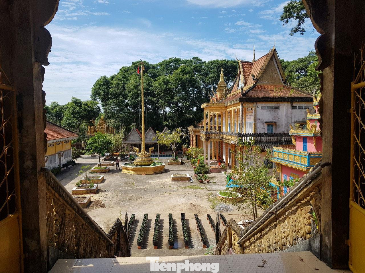 Ngôi chùa có kiến trúc độc đáo. Đáng chú ý, trong khuôn viên ngôi chùa này có nhiều cây cổ thụ.