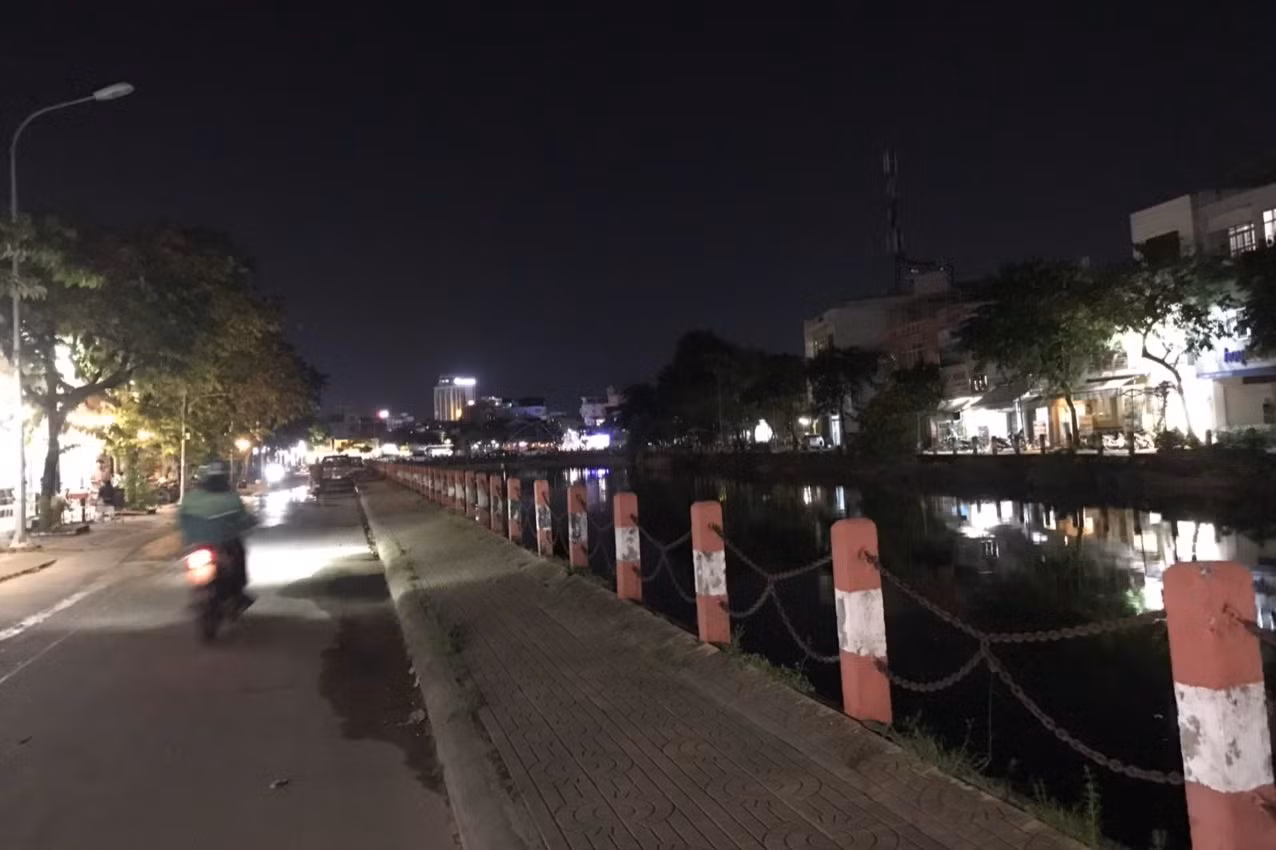 Nhiều tuyến đường trung tâm TP. Cần Thơ khô ráo dù triều cường ở mức 2,15m