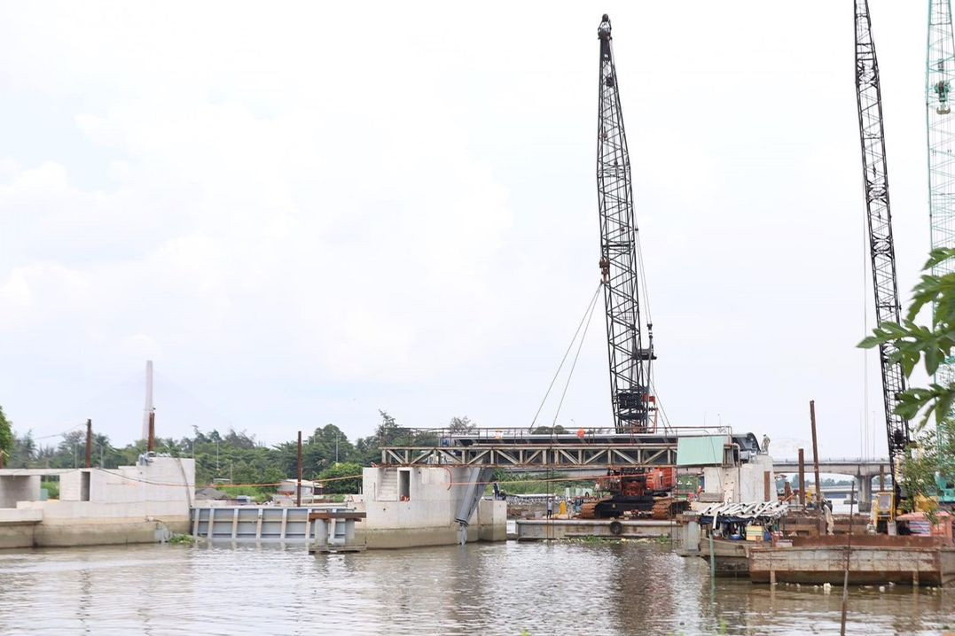 Công trình được xây dựng trên rạch Cái Khế, cách cầu Ninh Kiều 317m.