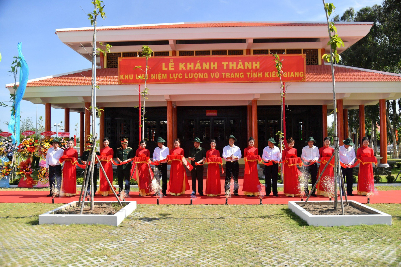 Cắt băng khánh thành Khu lưu niệm lực lượng vũ trang tỉnh Kiên Giang.