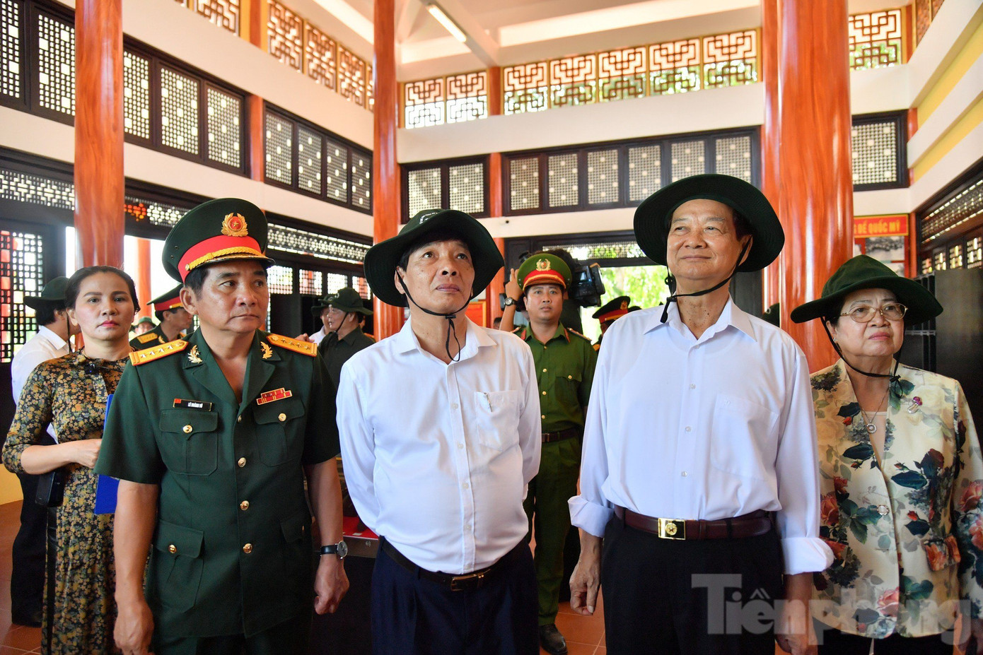 Nguyên Thủ tướng Nguyễn Tấn Dũng thăm nhà truyền thống tại khu lưu niệm.