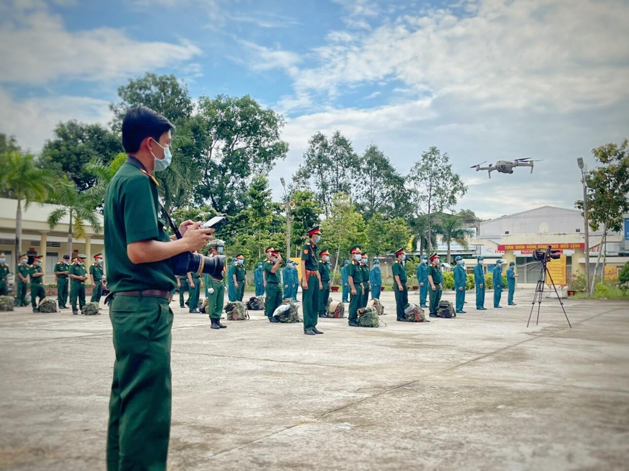 Sử dụng flycam để quản lý chặt người dân trong khu cách ly để tránh tình trạng tụ tập, lây nhiễm chéo. Sử dụng flycam để quản lý chặt người dân trong khu cách ly để tránh tình trạng tụ tập, lây nhiễm chéo.